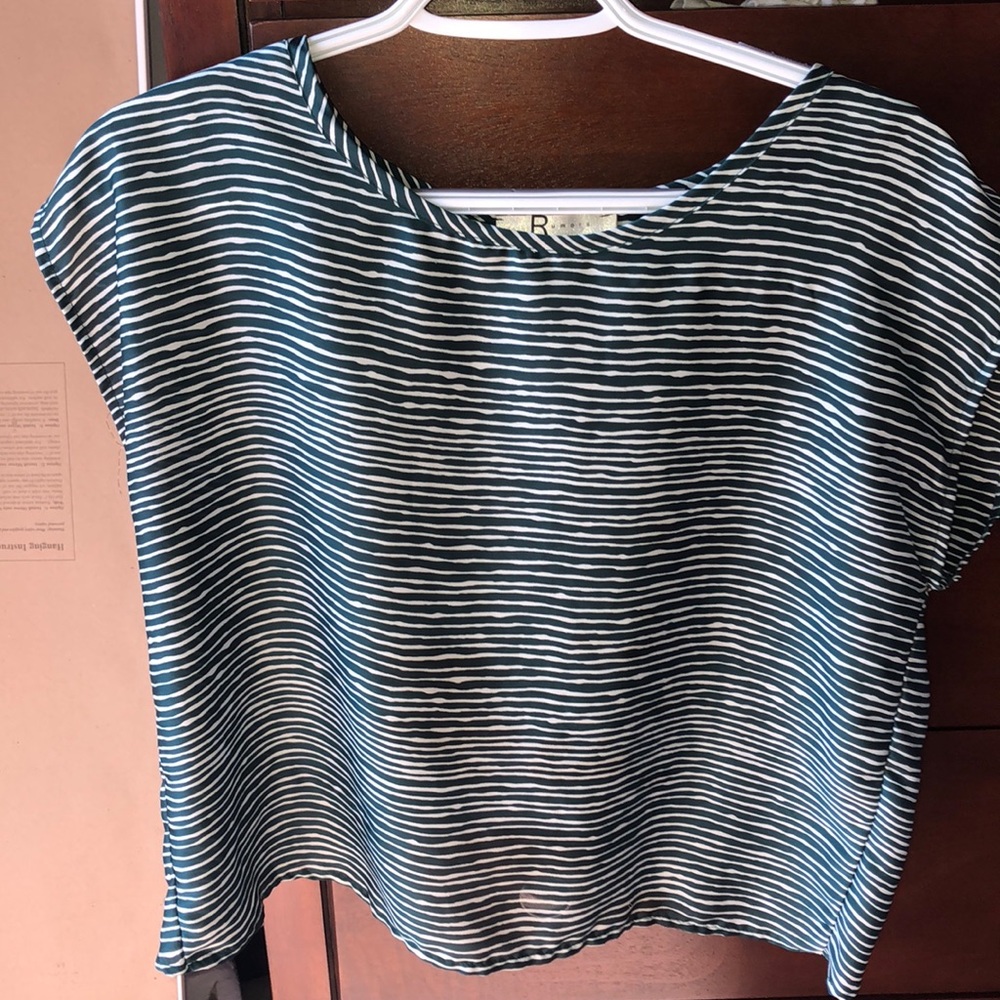 Adorable green and white top!